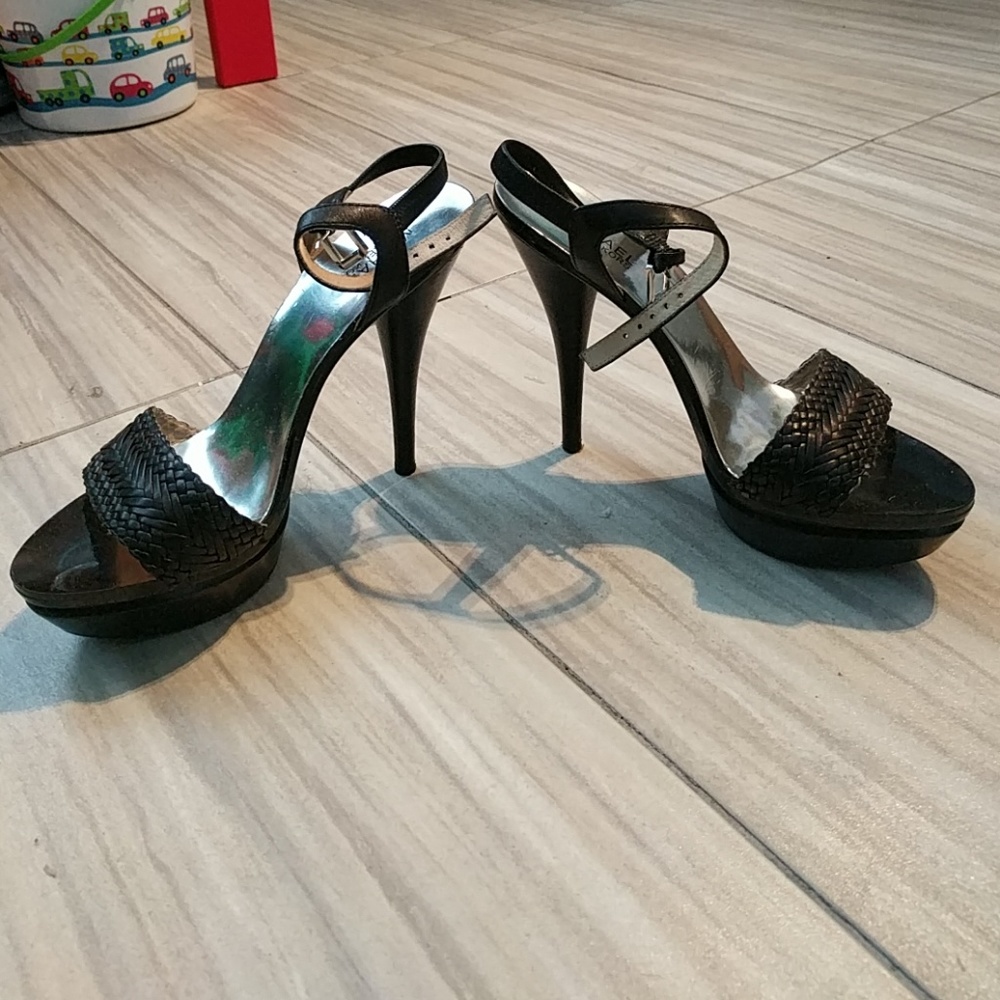 Heels - Picture 3 of 3